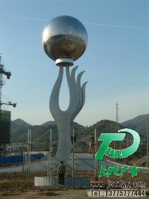 大型不锈钢雕塑安装现场3 大型不锈钢雕塑安装现场3